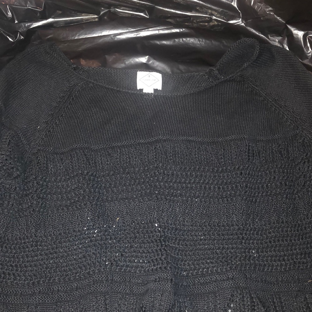 Quarter sleeve, navy blue. See through sweater